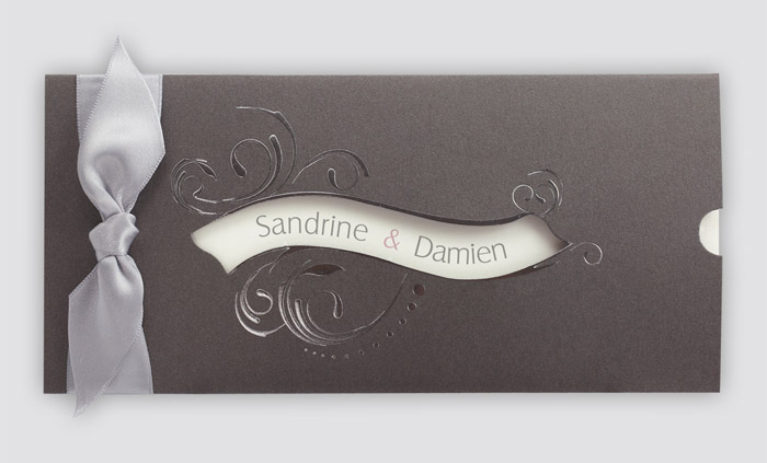 Un faire part de mariage très classe avec petit noeud et prénoms des futurs époux fera son effet auprès de vos invités
