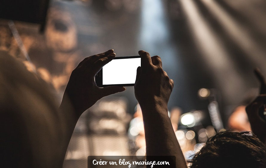 Une rubrique "Contributeurs" permet de nommer un nombre illimité de contributeurs auxquels sera envoyé un accès spécial permettant de créer des albums photos, ou d'ajouter des vidéos de la journée.