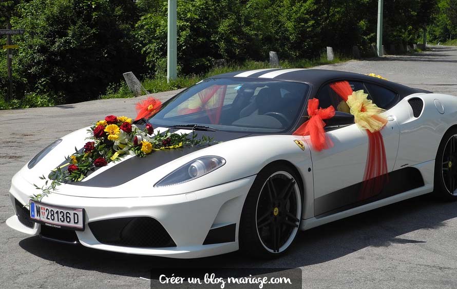 Louez une ferrari et décorez-la avec des accessoires au comble du chic.