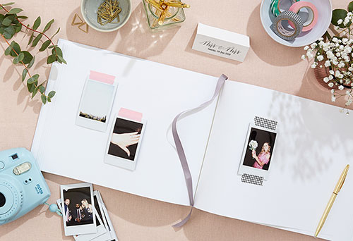 Vous pouvez proposer à vos invités de prendre une photo avec votre couple de jeunes mariés ou de faire un selfie, pour autant que vous ayez installé un Photo Booth de mariage dans votre salle de réception.