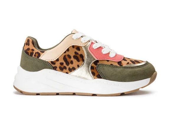 Mon premier conseil, c'est d'oublier les baskets trop colorées et trop bariolées comme celles-ci....